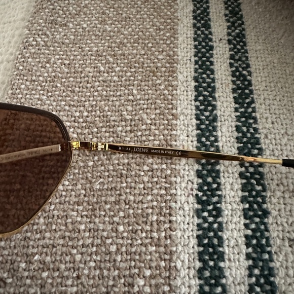 Loewe LW40039U 30E Sunglasses - Picture 6 of 7